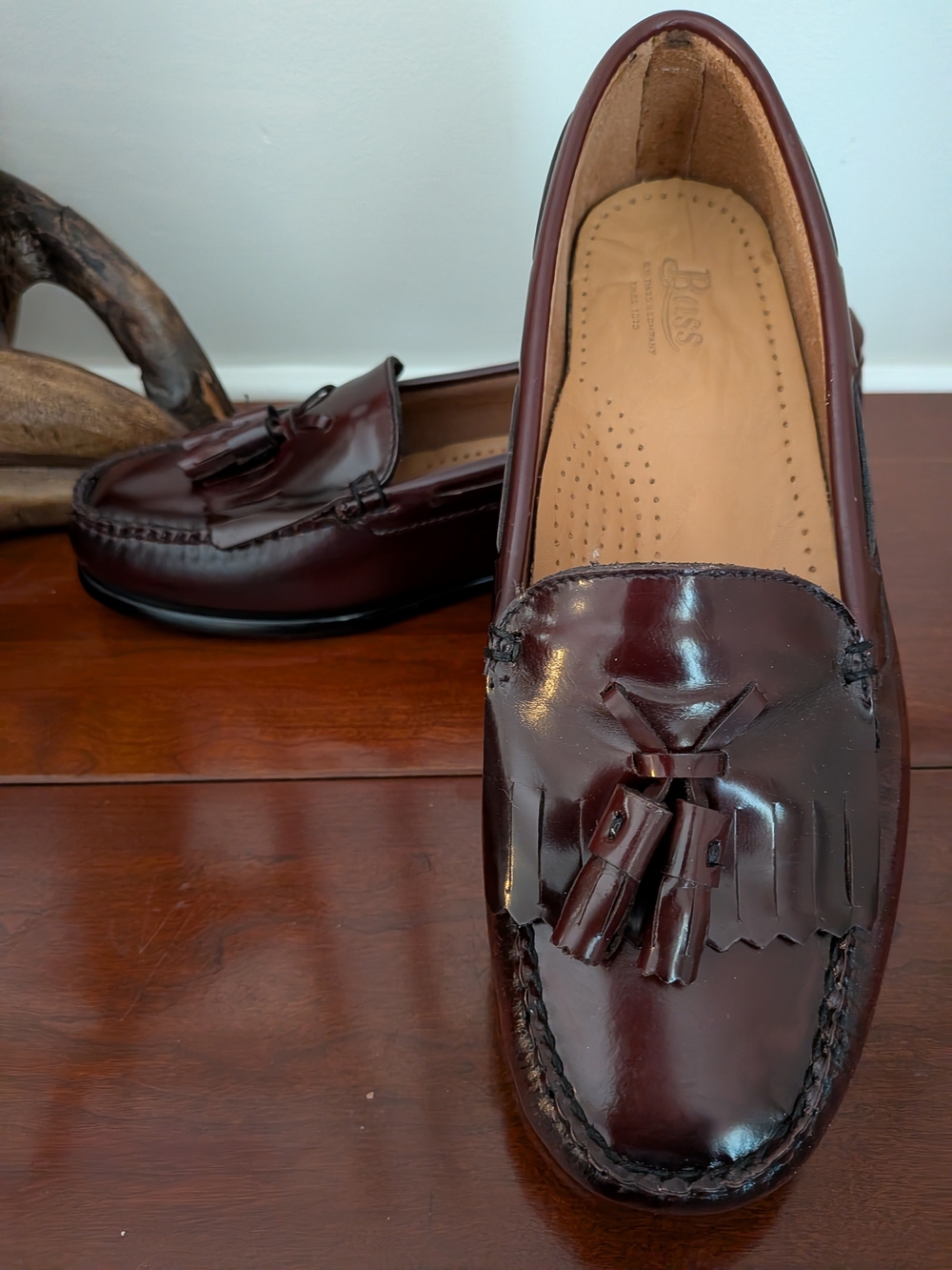 Bass Weejuns Penny Loafer. 9W Women's Tassel Loafers in Burgundy. All Leather